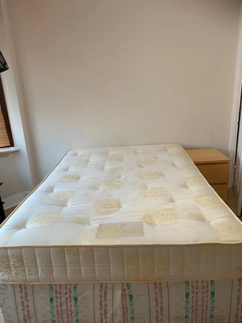 Flat Mundon Gardens in Greater London