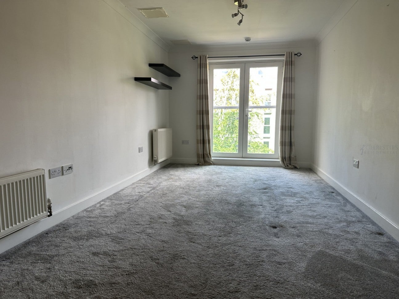Flat Highbury Drive in Mole Valley