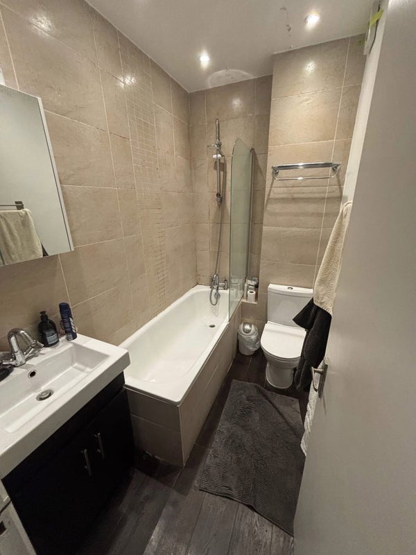 Room Kingsgate Road in Greater London