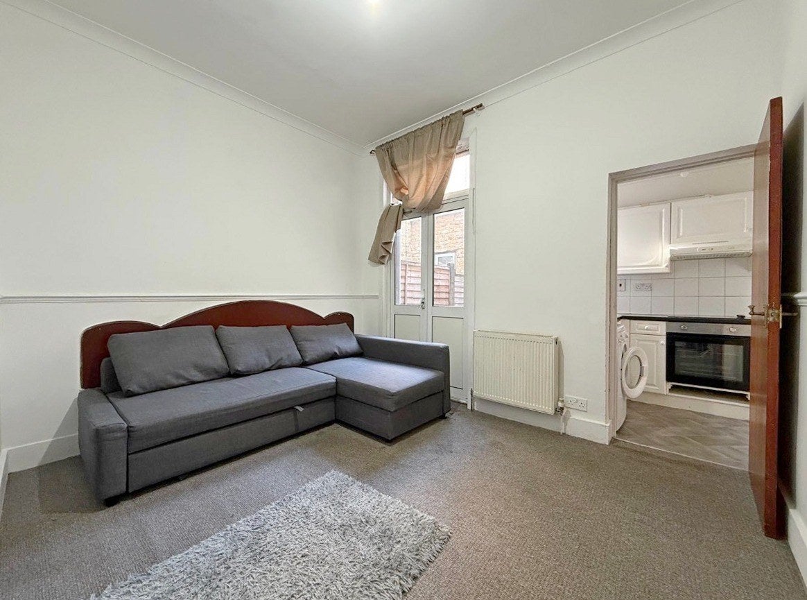 Room Sunnycroft Road in Greater London