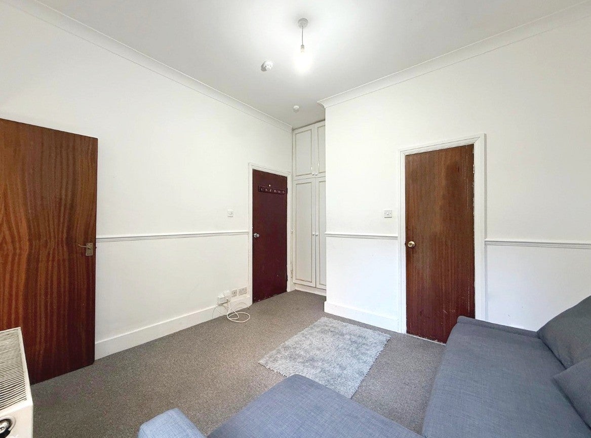 Room Sunnycroft Road in Greater London
