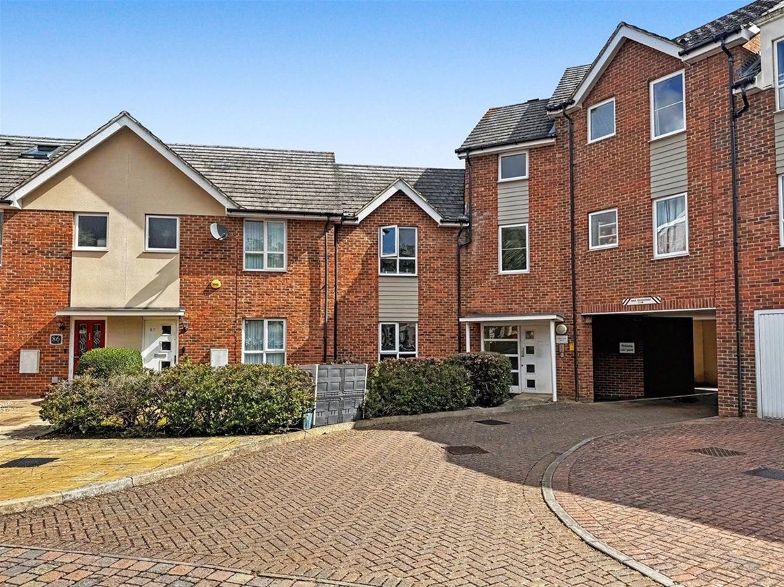 Flat Harrow Close in London