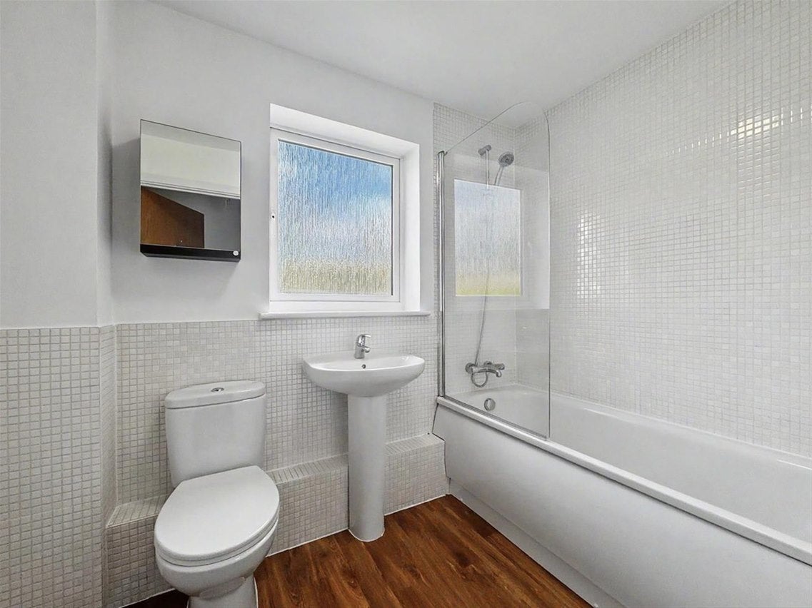 Flat Harrow Close in London