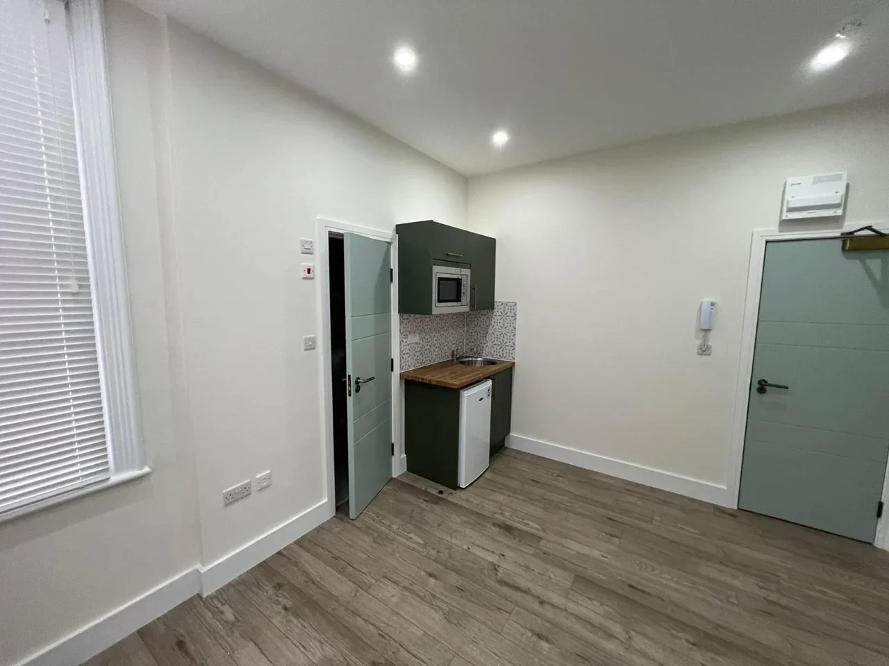 Room High Street in Cheshunt