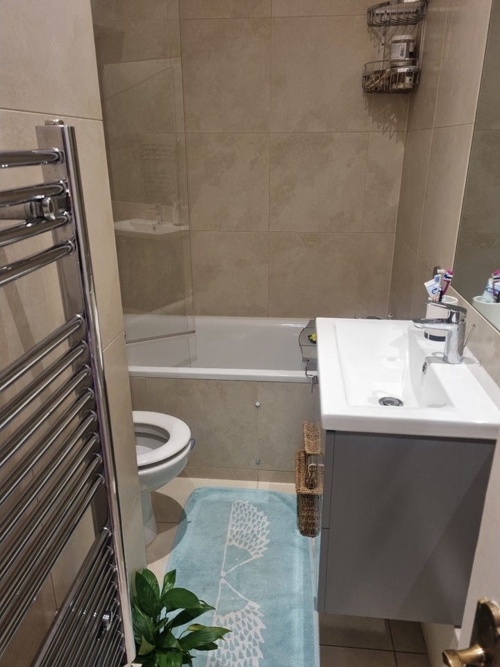 Room Abingdon Road in Greater London