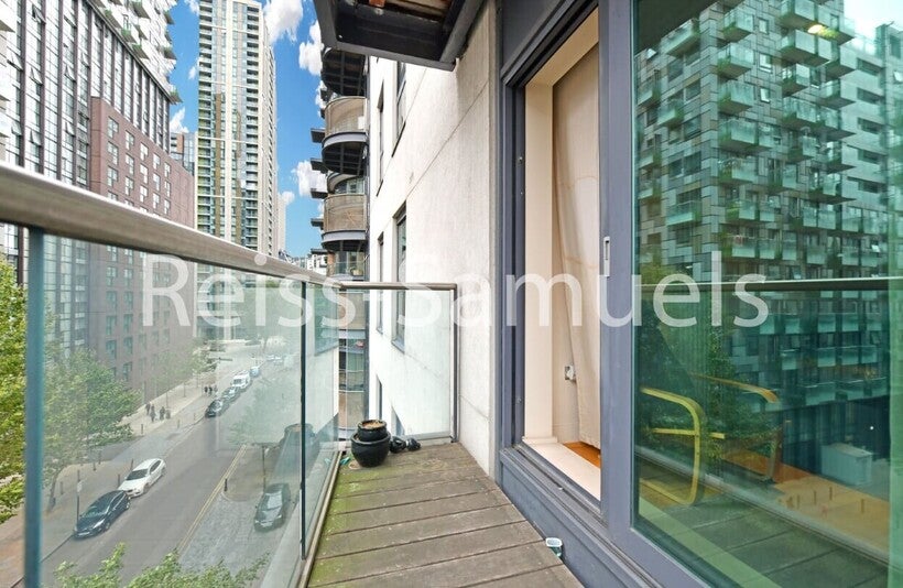 Flat Millharbour in Greater London