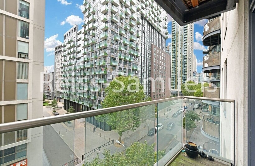 Flat Millharbour in Greater London