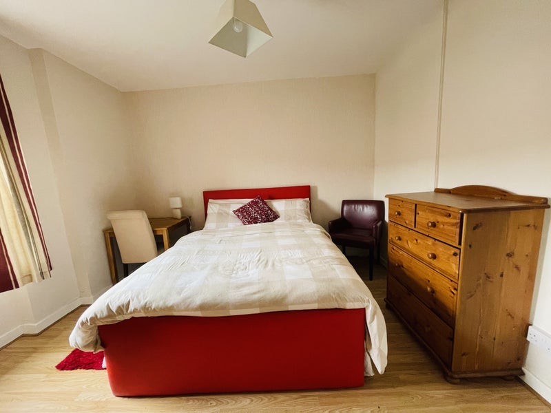 Room Broomknowes Road in Glasgow