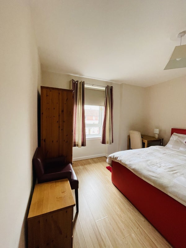 Room Broomknowes Road in Glasgow