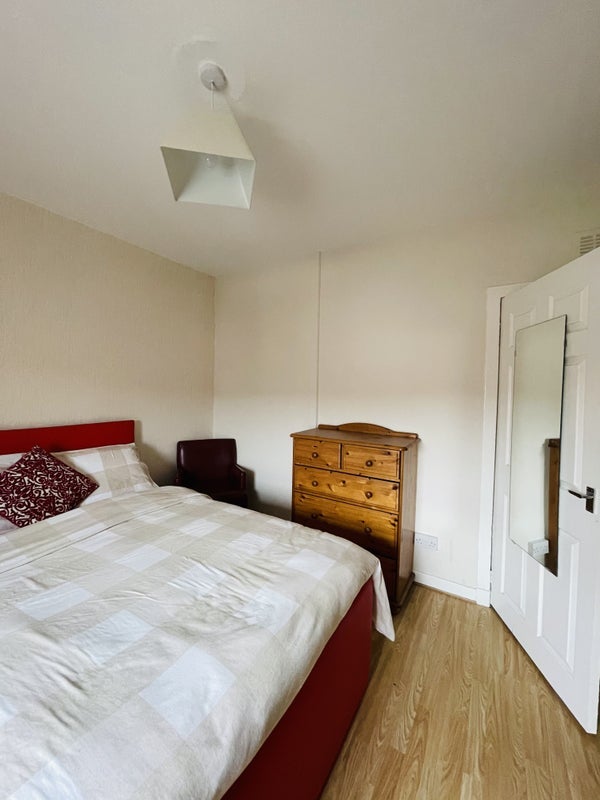 Room Broomknowes Road in Glasgow
