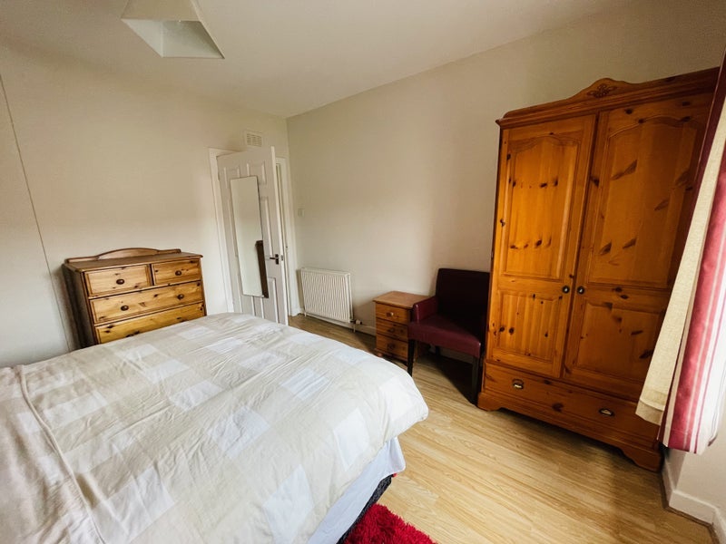 Room Broomknowes Road in Glasgow
