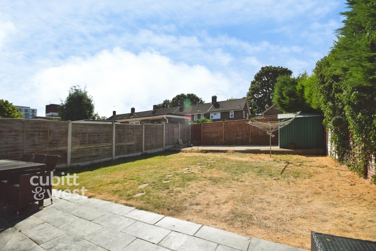 Room Queen Anne Road in Maidstone