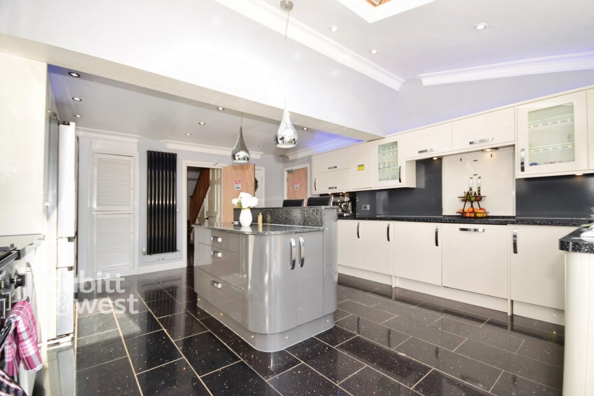 Room Queen Anne Road in Maidstone