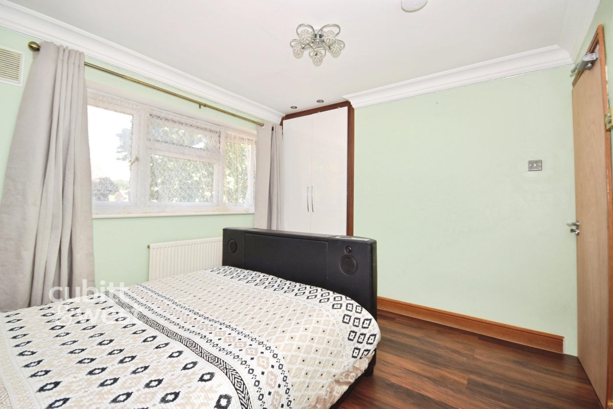 Room Queen Anne Road in Maidstone
