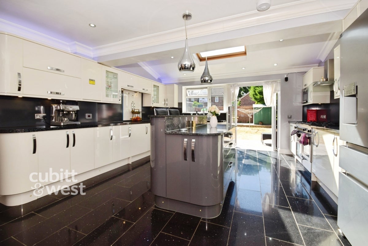 Room Queen Anne Road in Maidstone