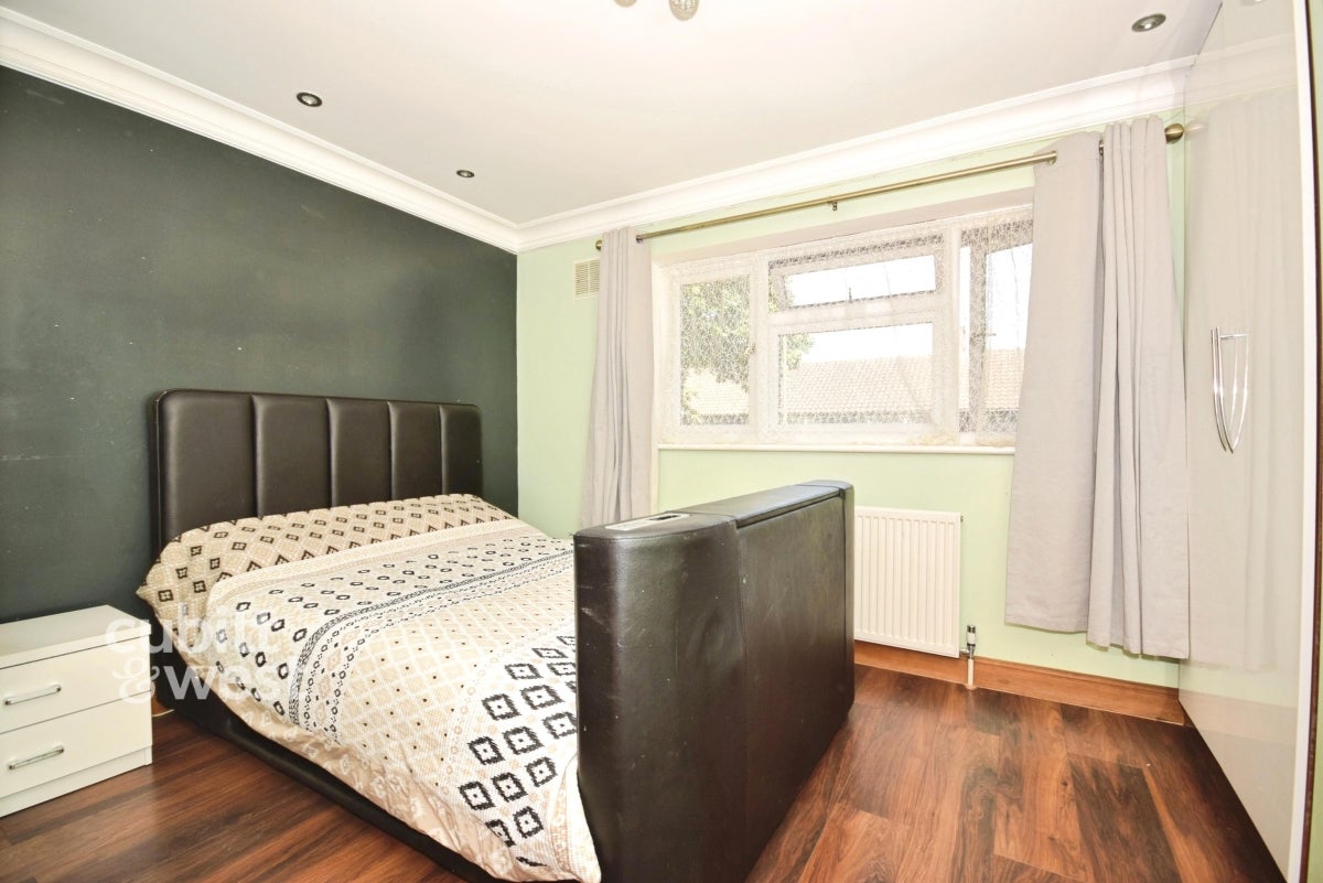 Room Queen Anne Road in Maidstone
