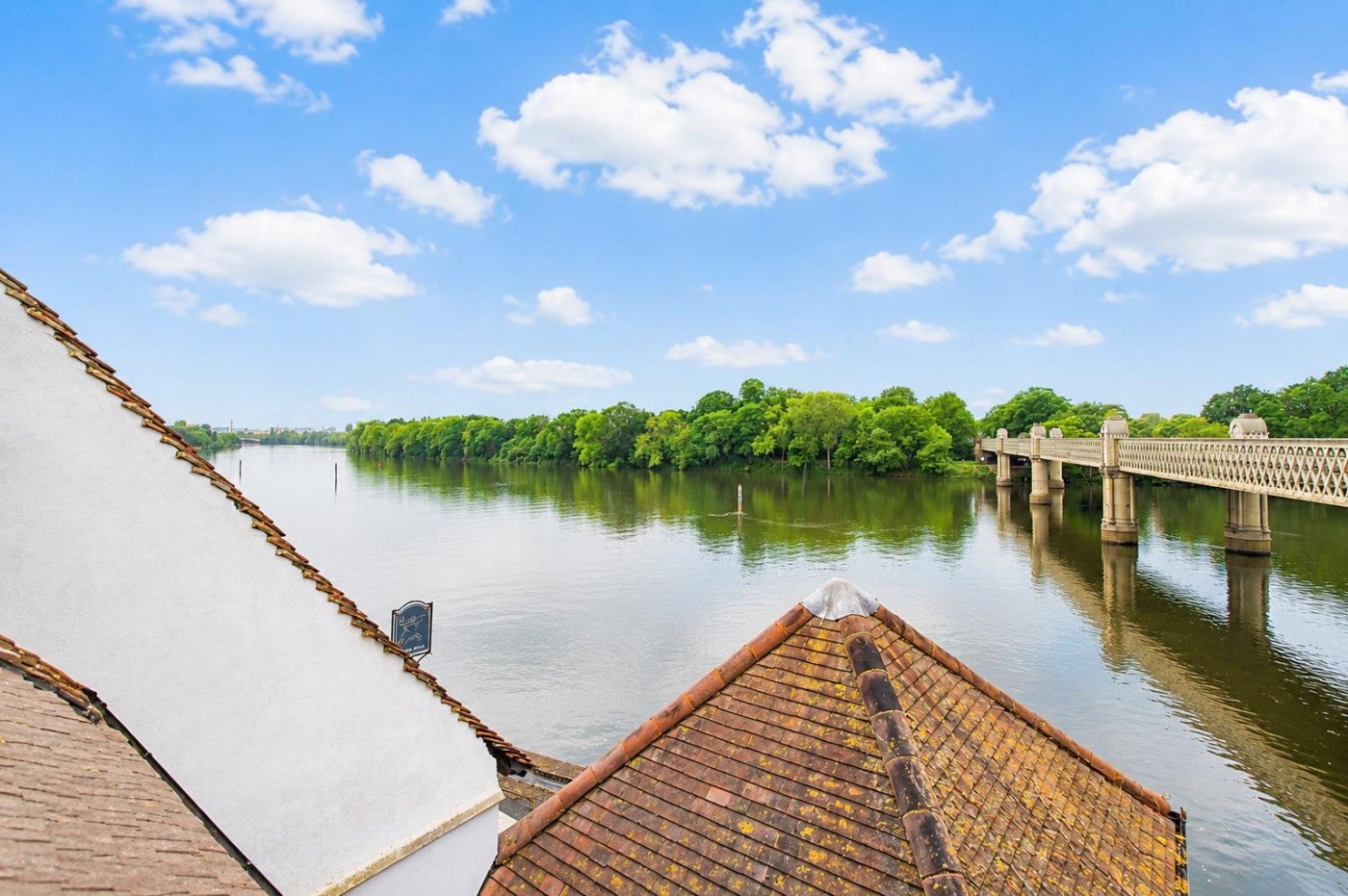 Flat Strand-on-The-Green in Greater London