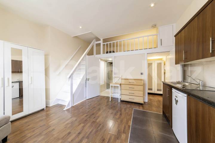 Flat Iverson Road in Greater London