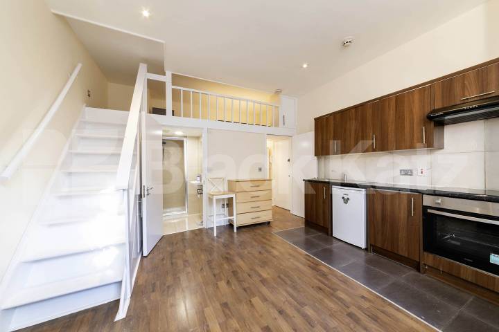 Flat Iverson Road in Greater London
