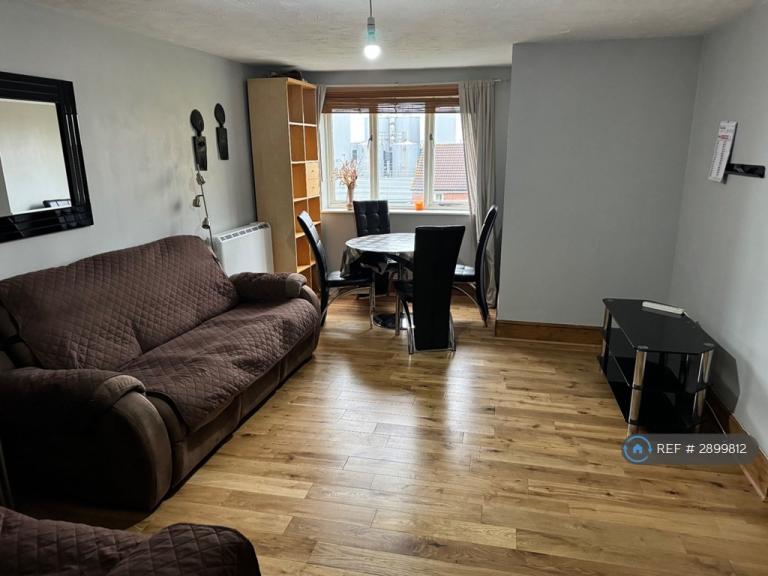 Flat Cherry Blossom Close in Greater London