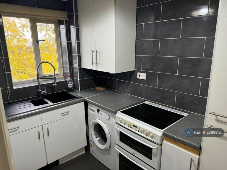 Flat Cherry Blossom Close in Greater London