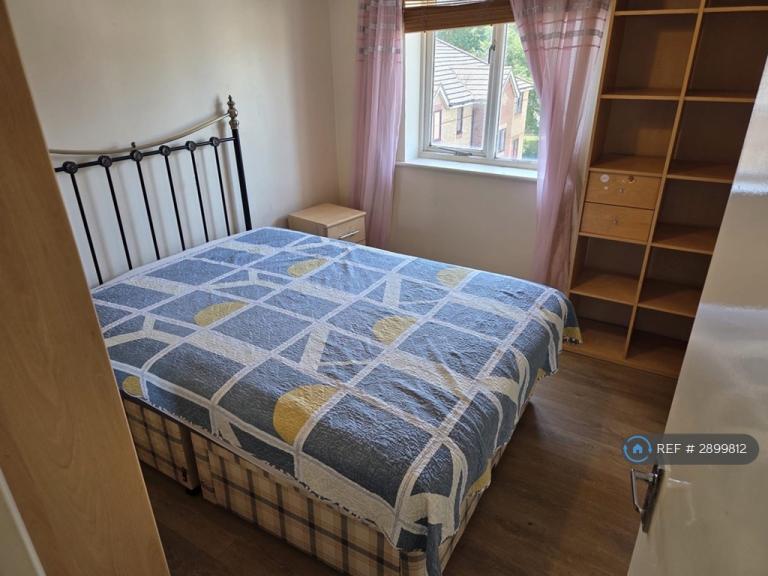 Flat Cherry Blossom Close in Greater London
