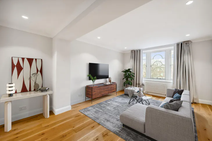 Flat Holland Park Road in Greater London
