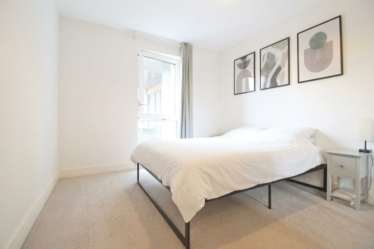 Flat Lion Wharf Road in Greater London