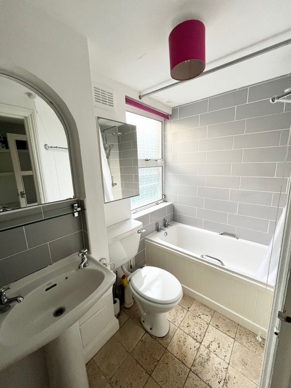 Flat Earlsmead Road in Greater London