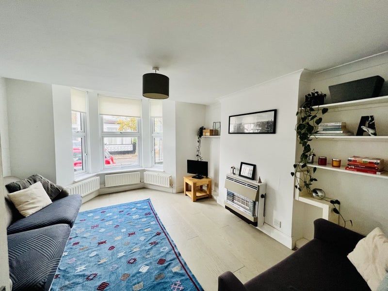 Flat Earlsmead Road in Greater London