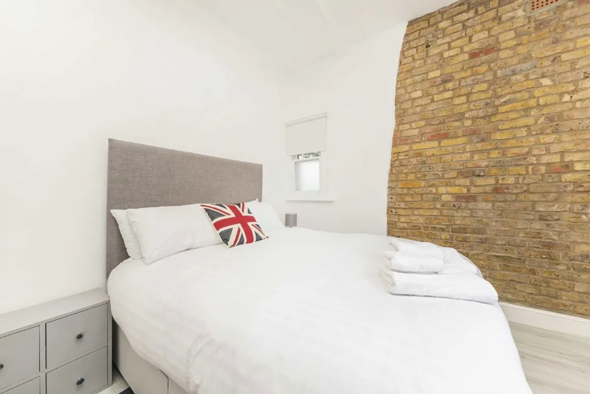 Flat Kirkstall Road in Greater London