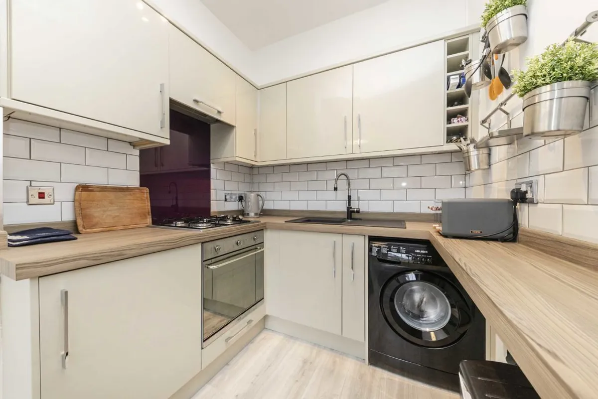 Flat Kirkstall Road in Greater London