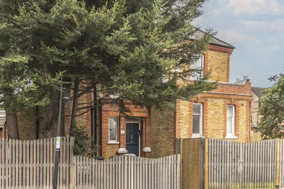 Flat Kirkstall Road in Greater London