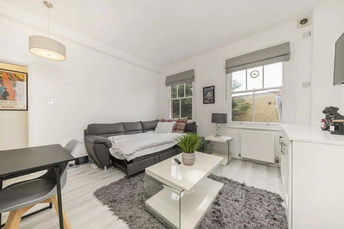 Flat Kirkstall Road in Greater London