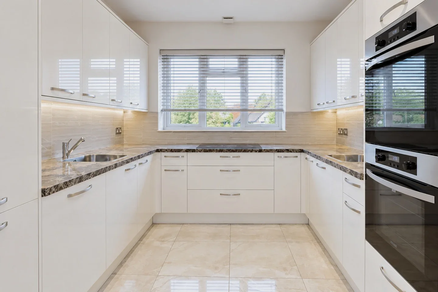 Flat Sinclair Grove in Greater London
