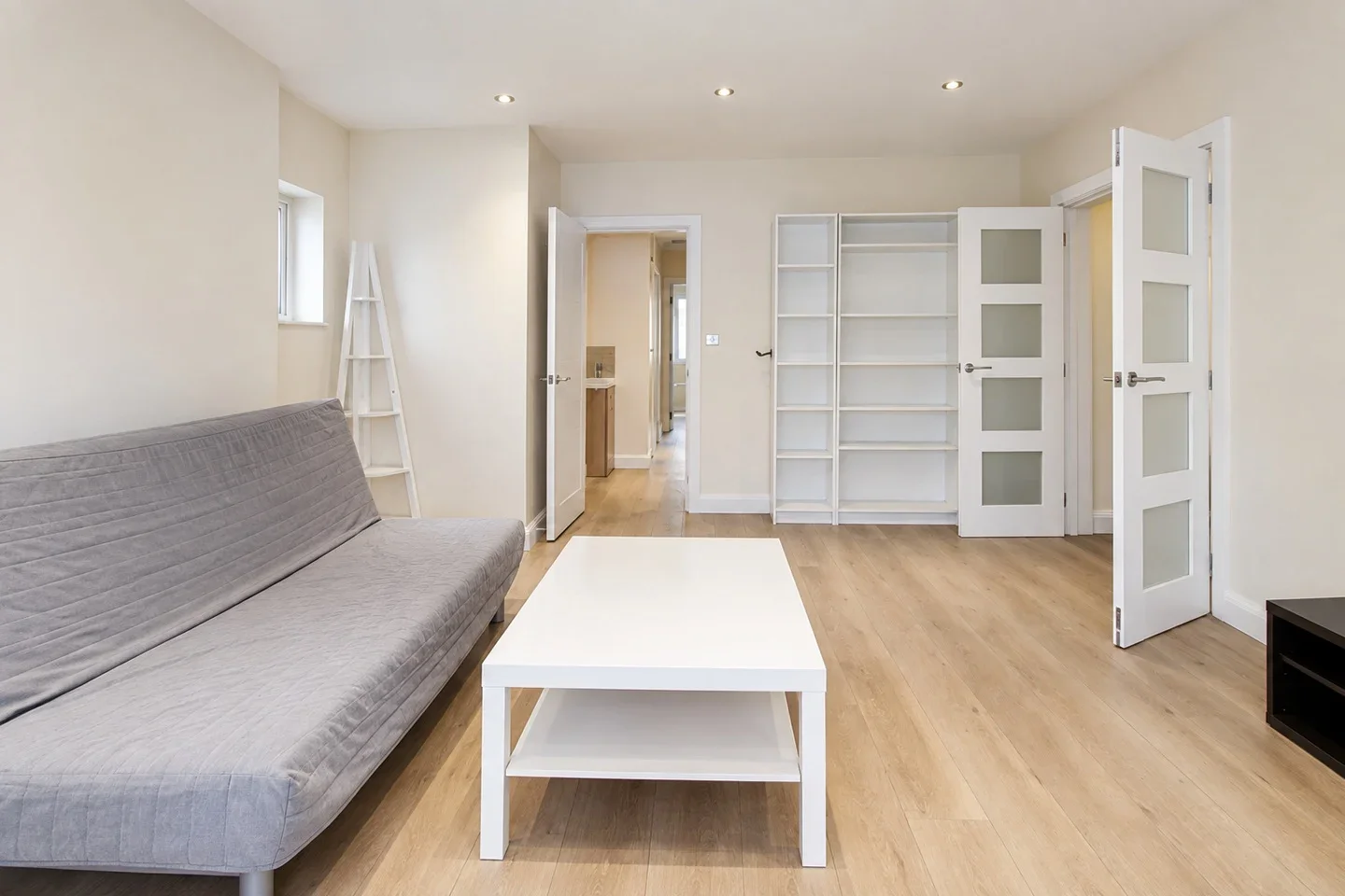 Flat Sinclair Grove in Greater London