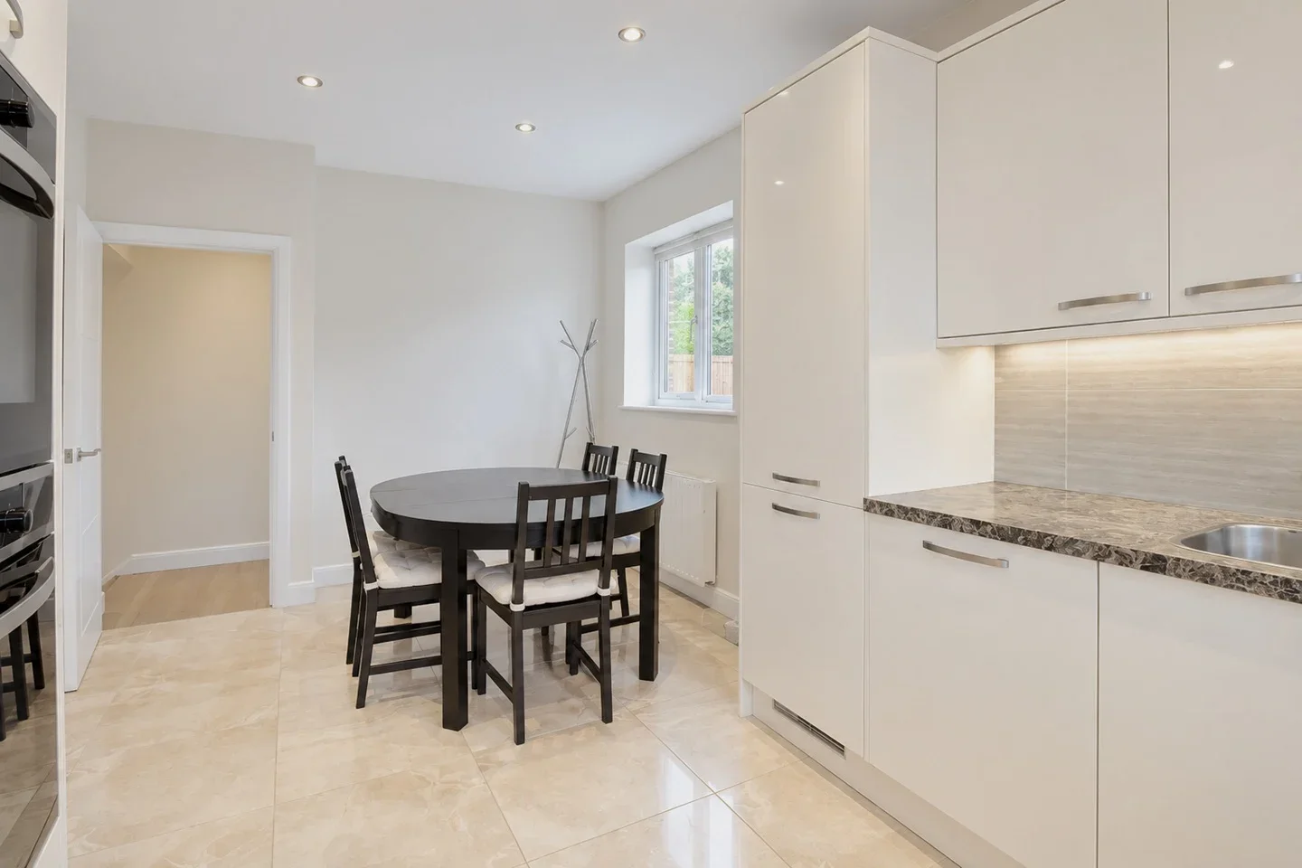 Flat Sinclair Grove in Greater London