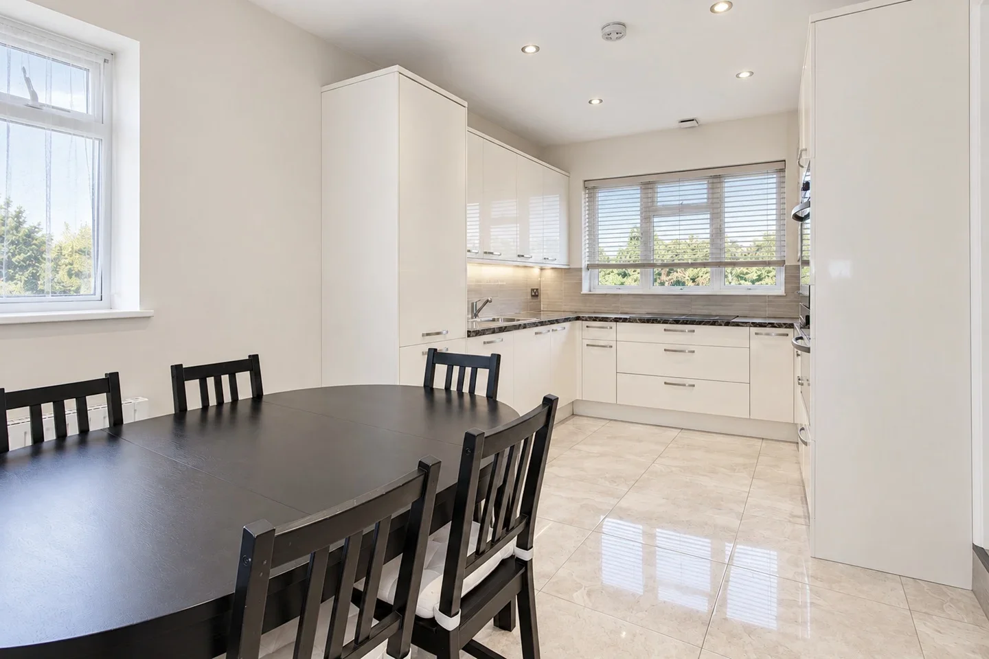 Flat Sinclair Grove in Greater London