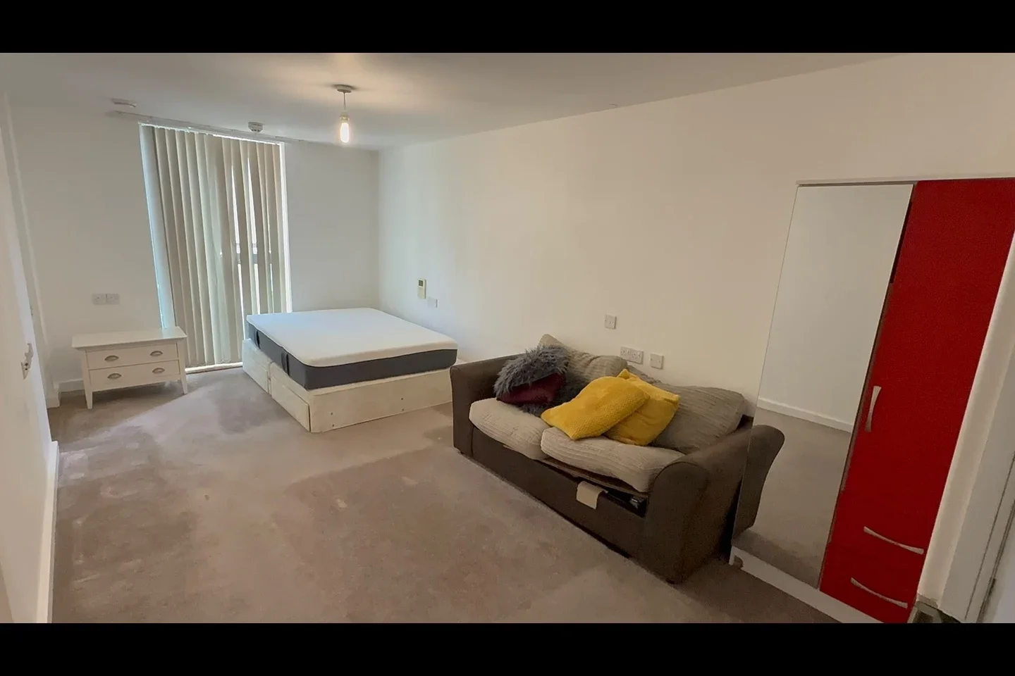 Room Larkwood Avenue in Greater London