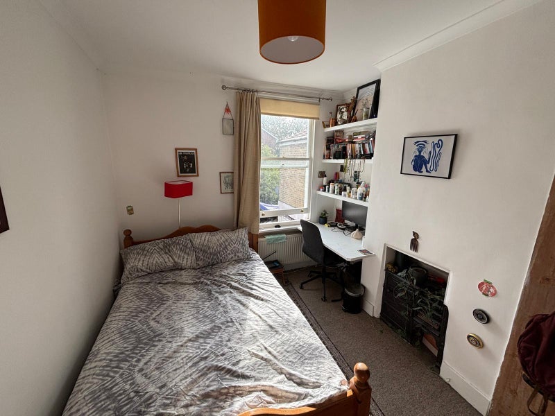 Room Chalgrove Road in Greater London
