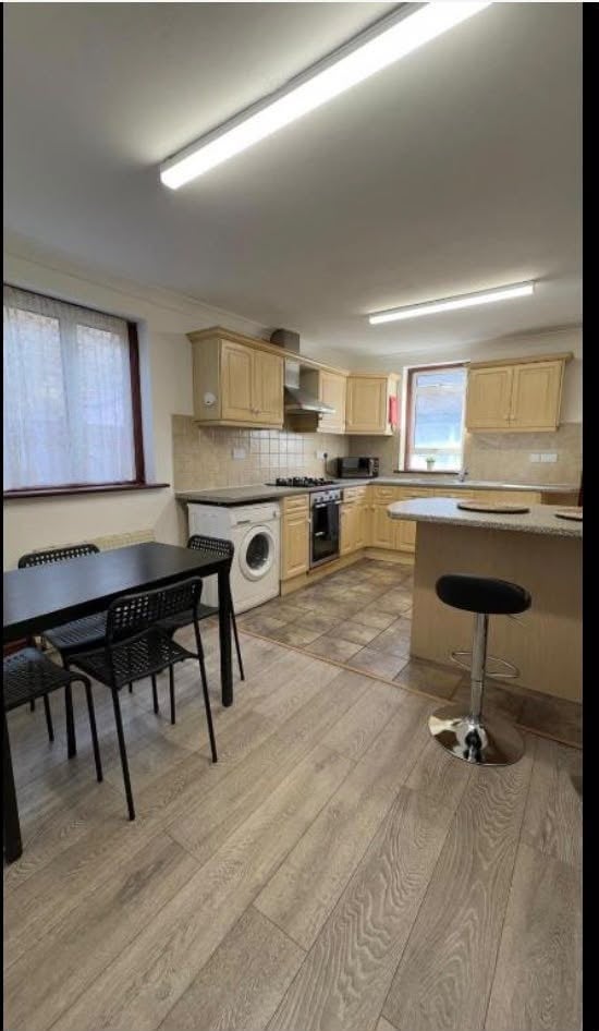 Room Oaklands Road in Greater London