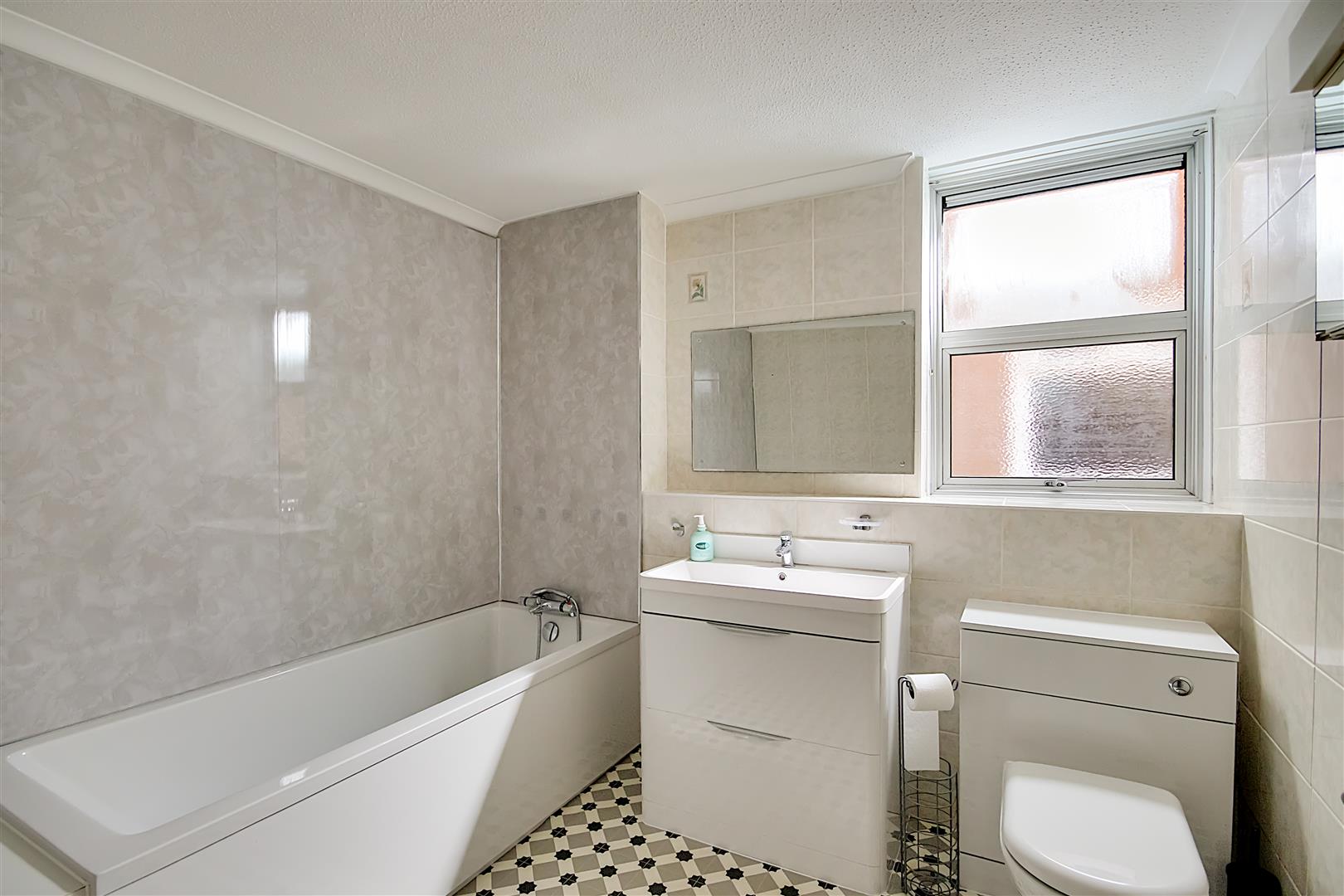 Flat Grand Avenue in Worthing