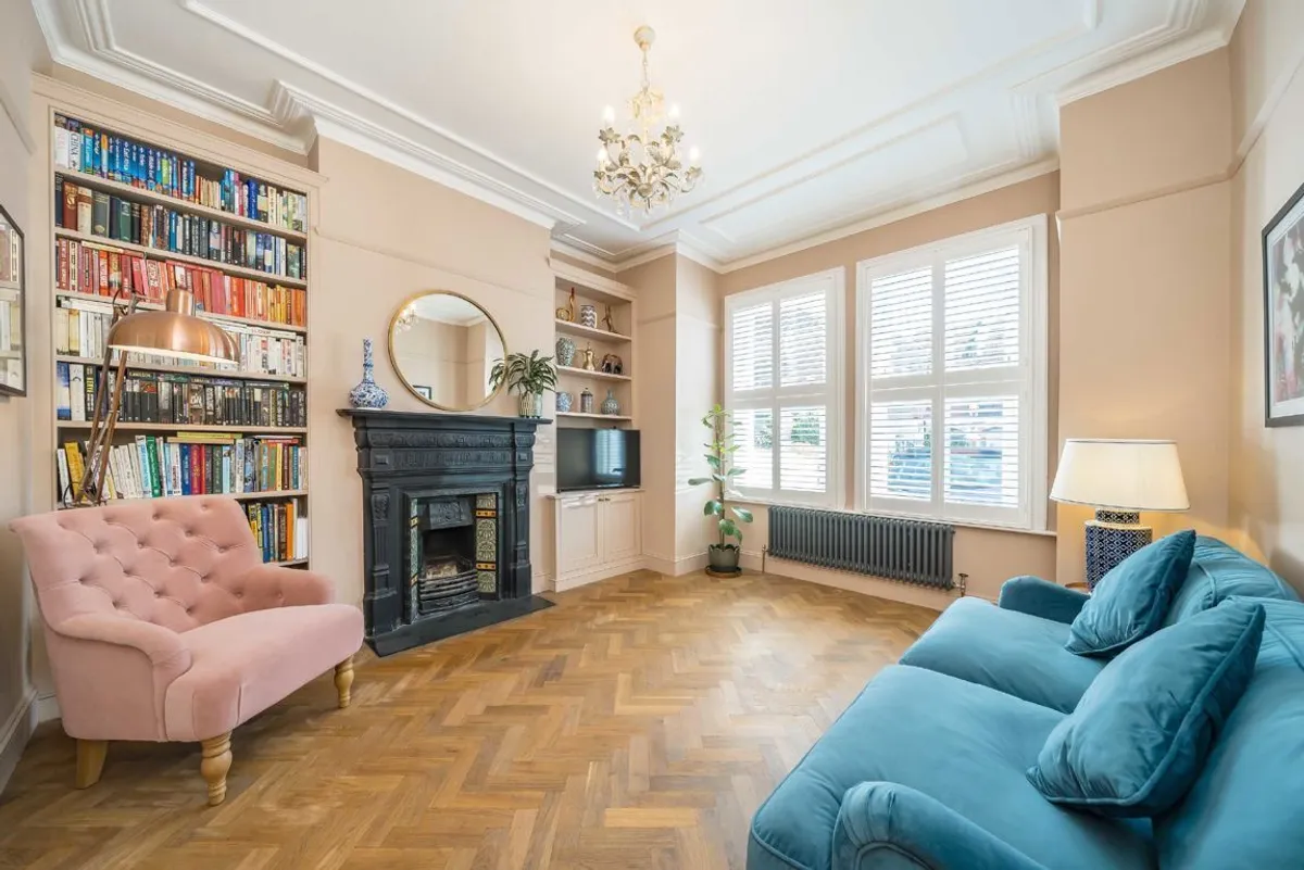 House Fairmile Avenue in Greater London