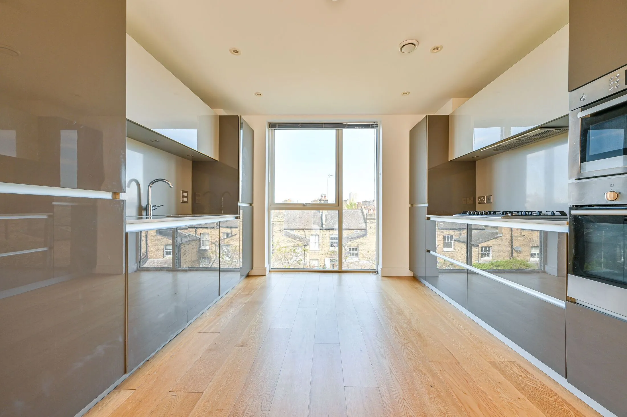 Flat Gideon Road in Greater London