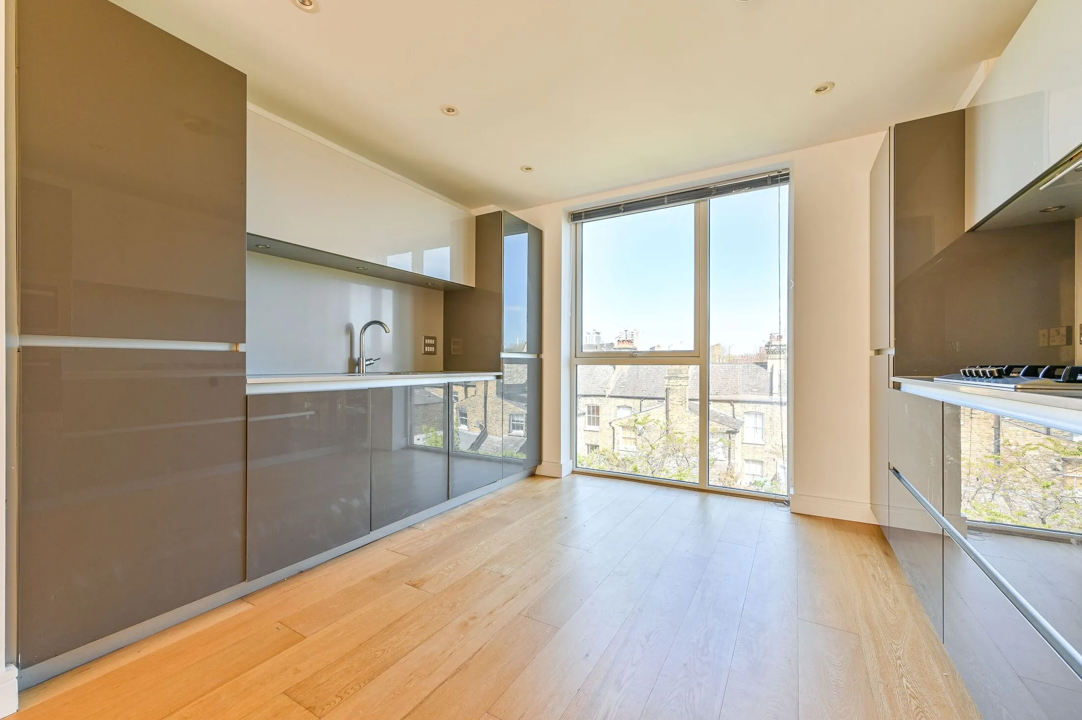 Flat Gideon Road in Greater London