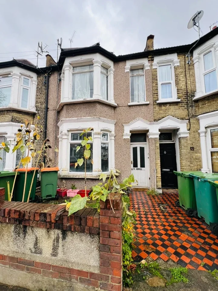 Flat Little Ilford Lane in Greater London