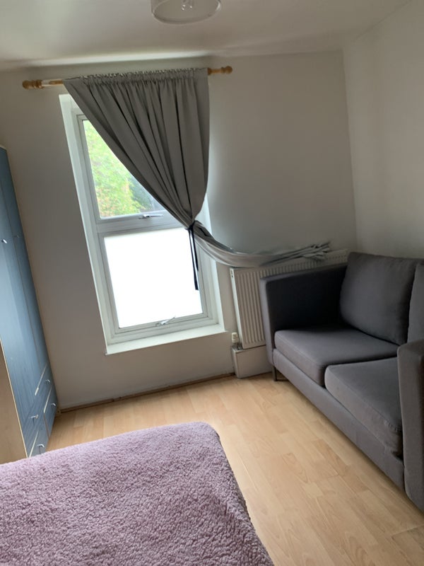 Room Evesham Walk in Greater London