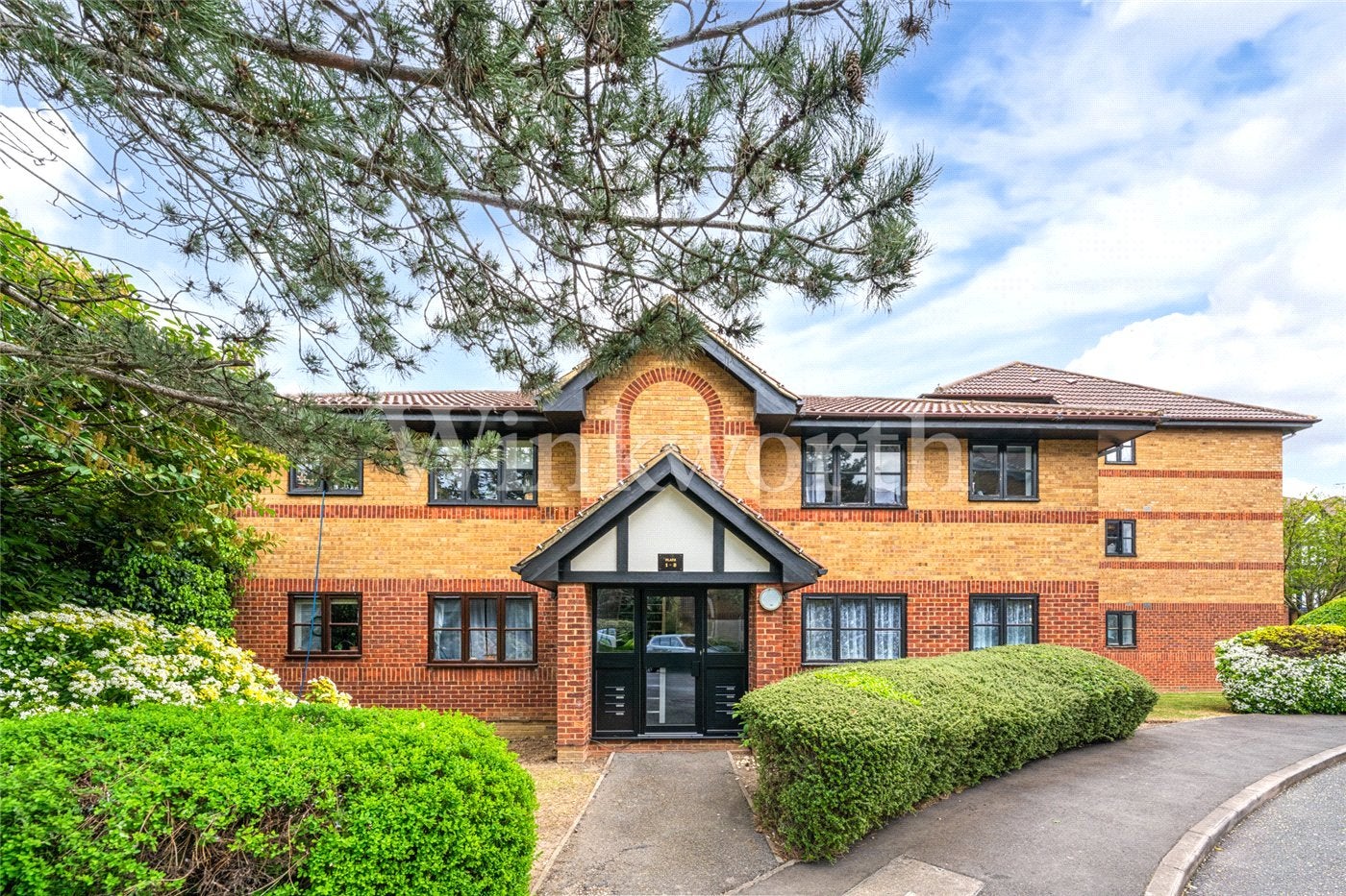 Flat Woodvale Way in Greater London