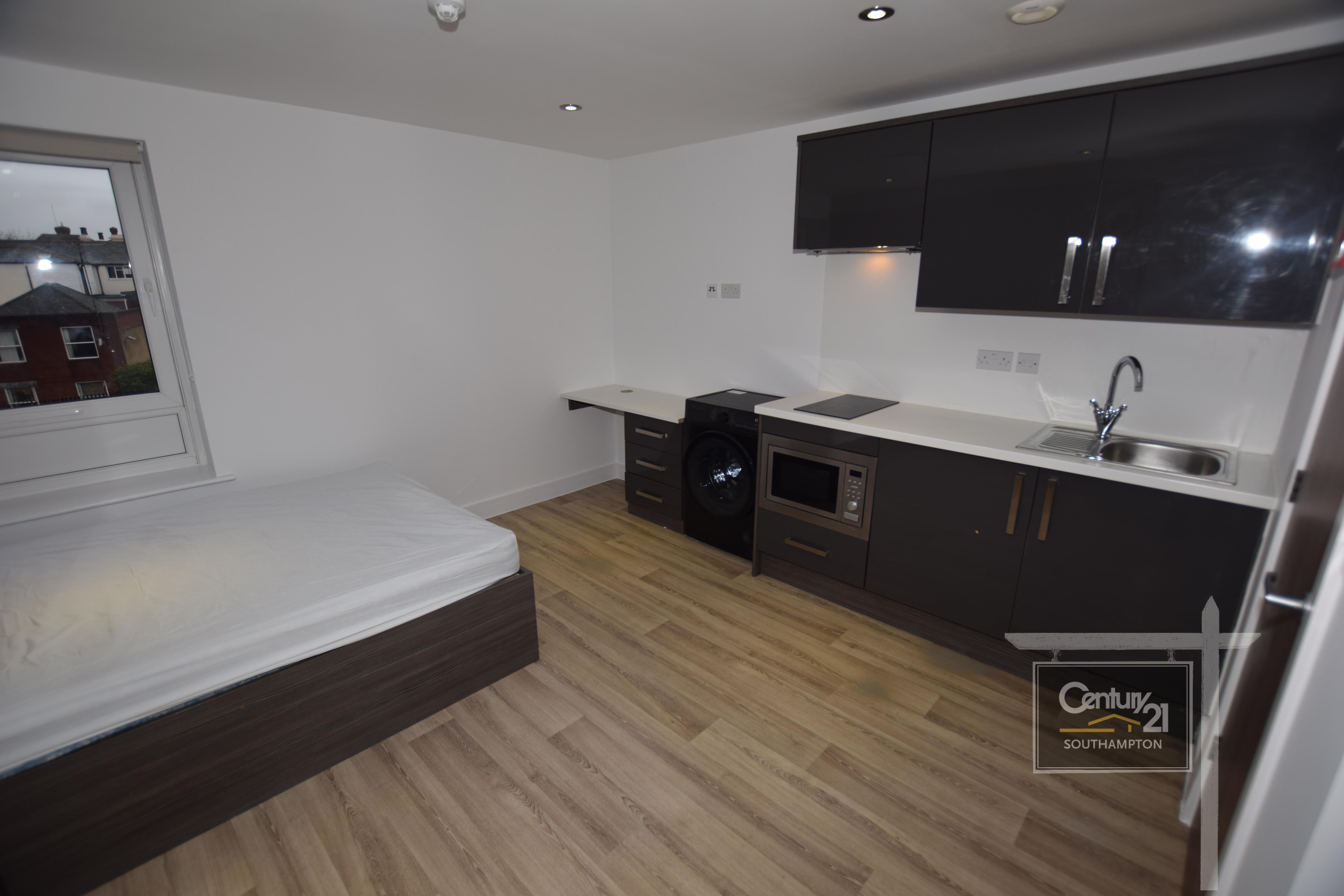 Flat Carlton Place in Southampton