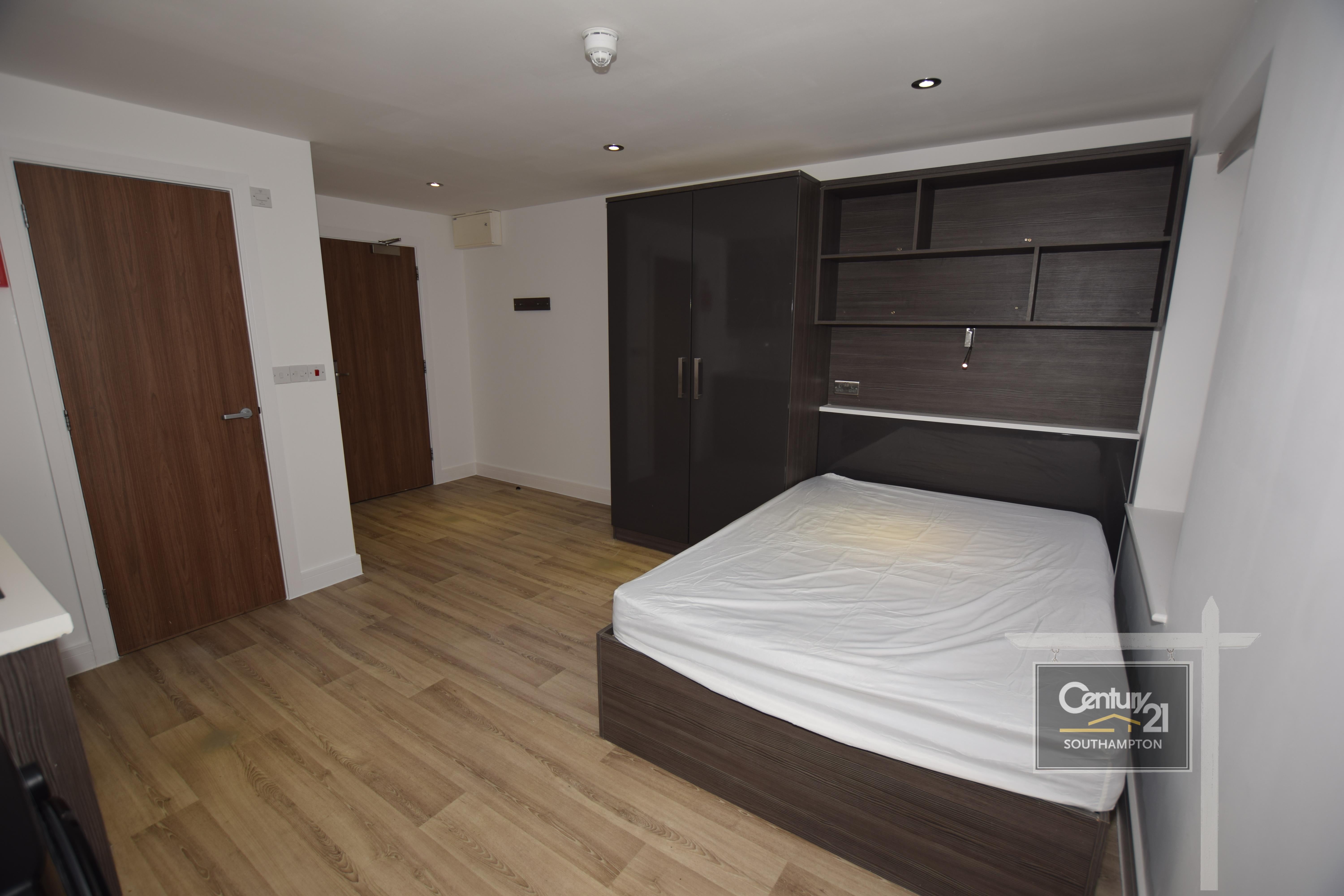 Flat Carlton Place in Southampton